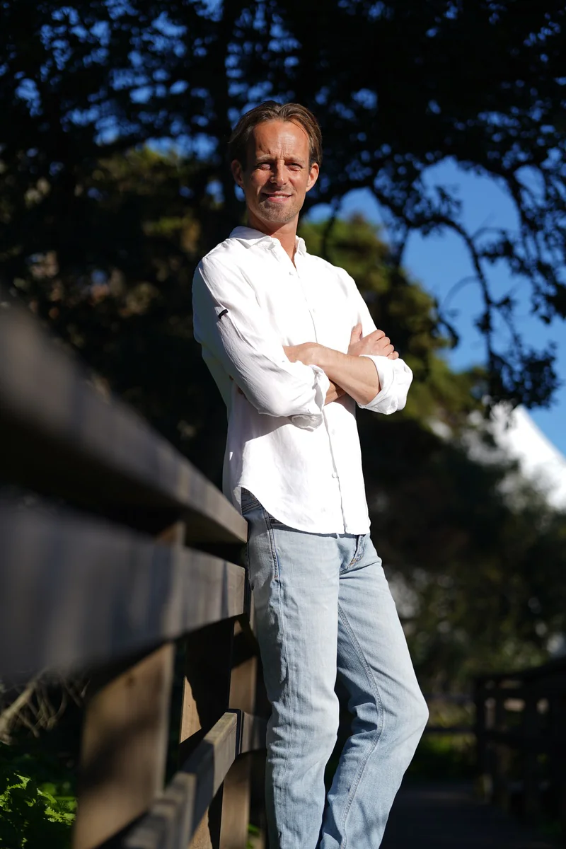 Coach Jop Boersma op locatie in Den Haag